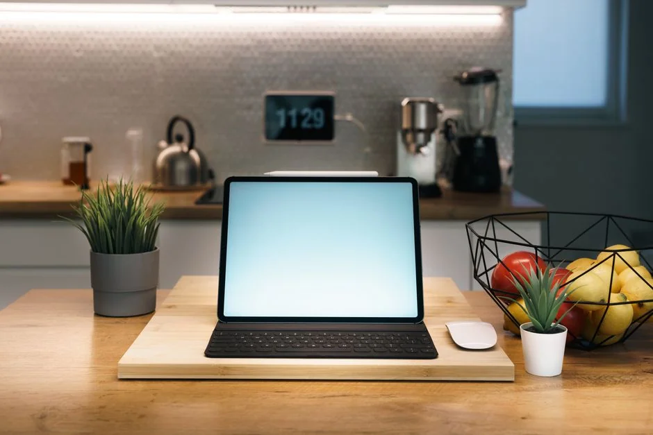 Un espace de travail contemporain présentant un ordinateur portable, une tablette et des smartphones, parfait pour un usage technologique et freelance.